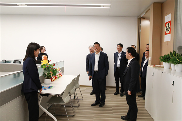 新春开工首日，公司领导班子慰问驻楼各单位员工